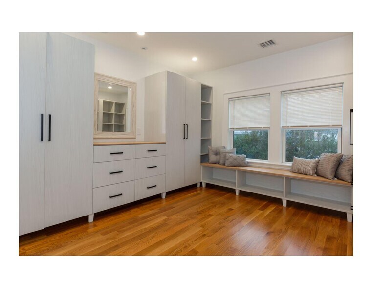 Building Photo - 153 Bayside Rd