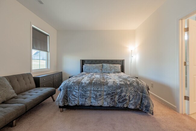 Building Photo - Modern Home with Open Floor Plan in Blacksburg