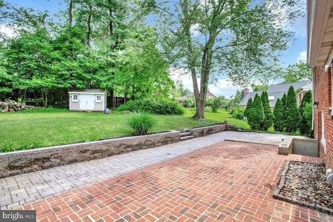 Building Photo - 8205 Robin Hood Ct