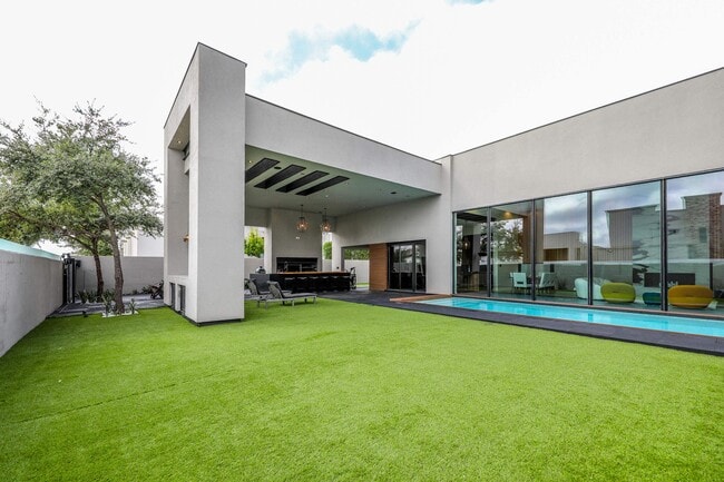 Building Photo - 3013 George Martin Dr