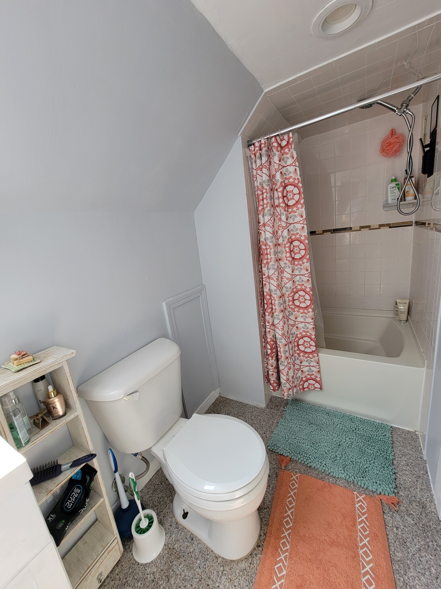 Shared bathroom - 90 North St