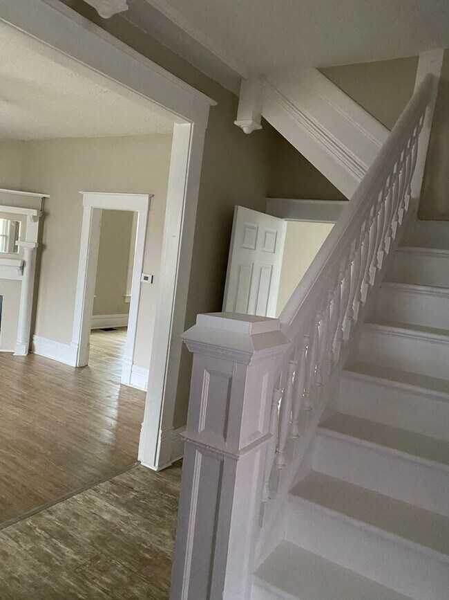 Building Photo - 635 E Wheeling St