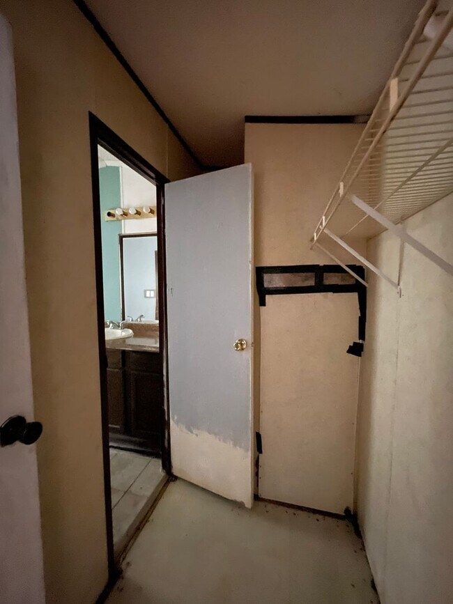 Building Photo - Country living with spacious front and backyard - 3 beds/ 2bath available now