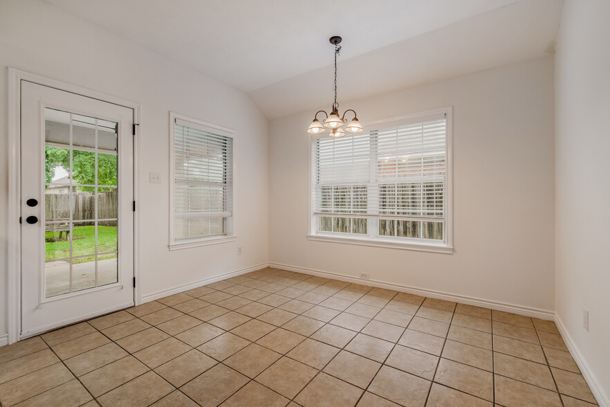 Dining/kitchen eating area - 3710 Ardenne Ct