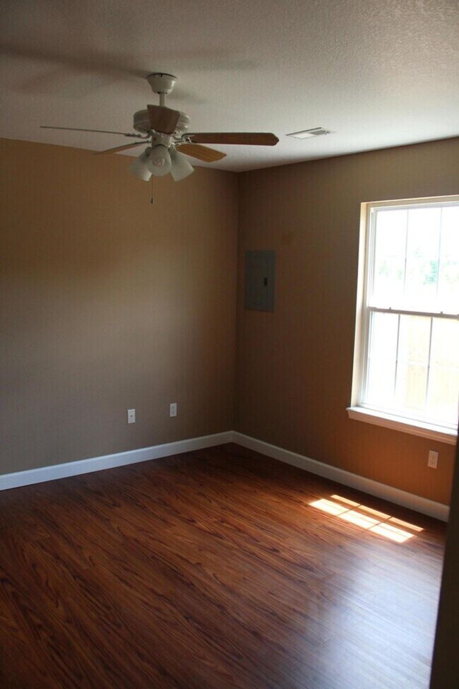 Building Photo - 1301 Robert Ray Dr