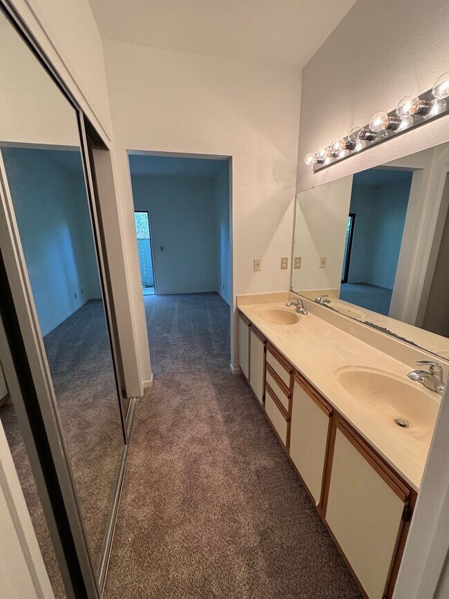 Building Photo - Single Level Lower Condo at Woodside Terrace