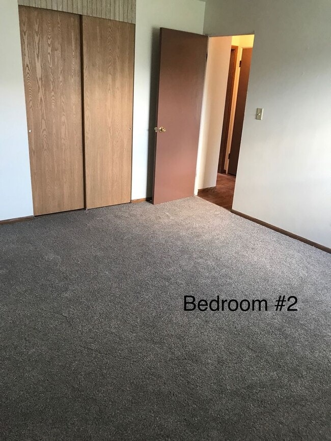 Building Photo - 2 Bedroom Lower with Heat & Water Included in Neenah