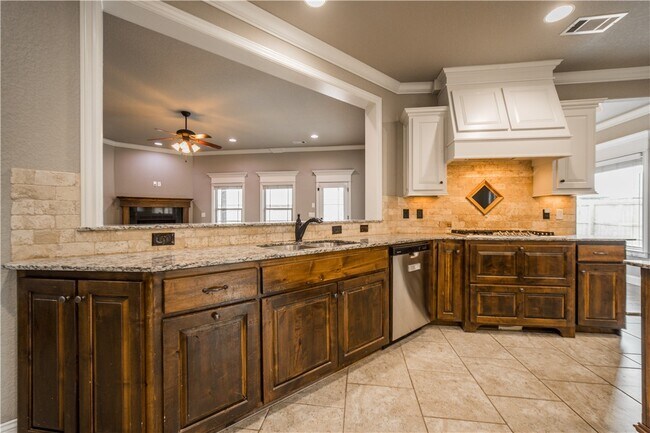 Building Photo - 6101 W Woodbine Dr