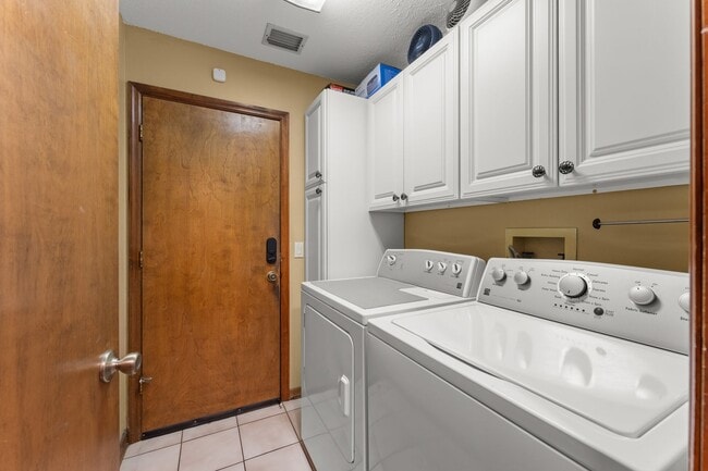 Building Photo - 1341 S Ridge Lake Cir