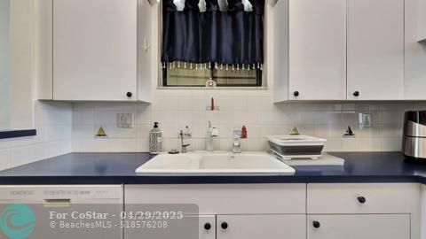 Building Photo - 402 Sea Oats Dr