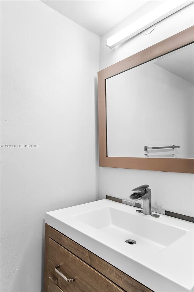 Building Photo - 400 Leslie Dr