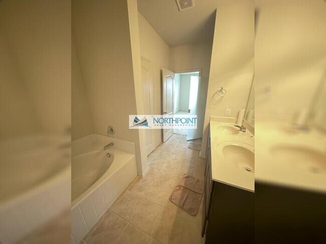 Building Photo - Charming 3 beds 3 baths in Denton!