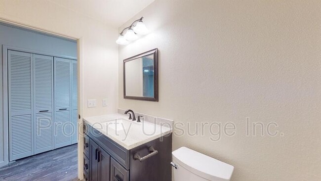 Building Photo - 915 Lakeside Dr