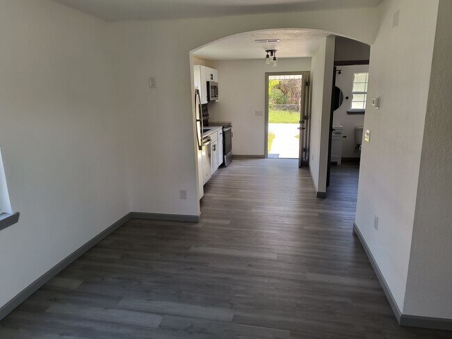 Building Photo - Newly Remodeled 3 Bedroom 1 1/2 Bath Home