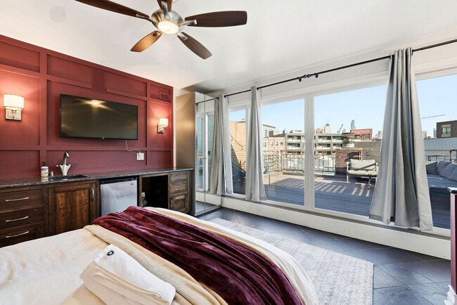 Building Photo - 657 N Carpenter St