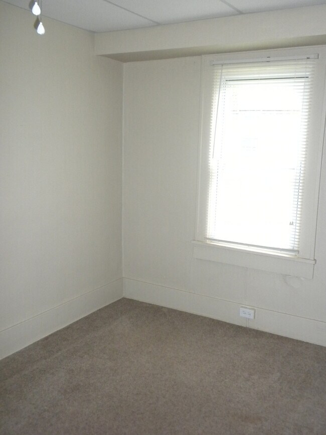 Building Photo - 2 bedroom/1 bathroom home