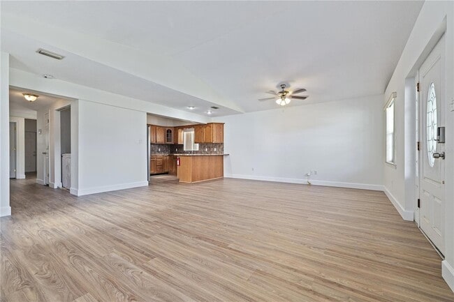 Building Photo - 113 W Gladys St