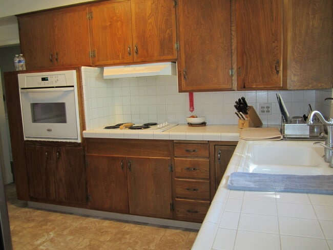 Building Photo - Classic Home Near Golf Course