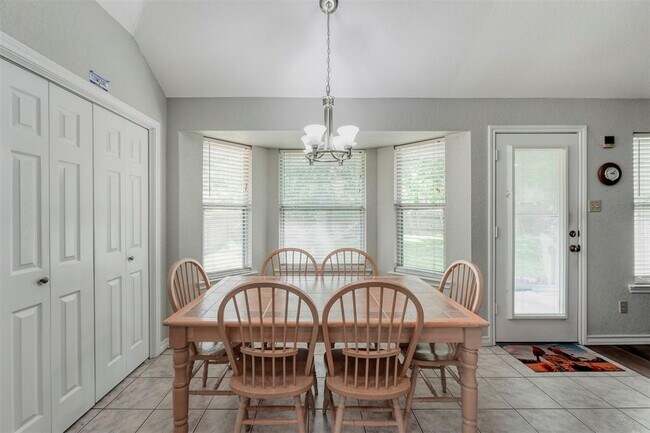 Building Photo - 203 Pin Oak Dr