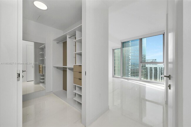 Building Photo - 300 Biscayne Blvd Way