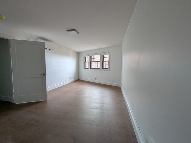 Building Photo - 19 Arrow St
