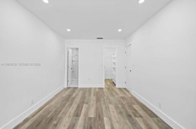 Building Photo - 816 N Golf Dr