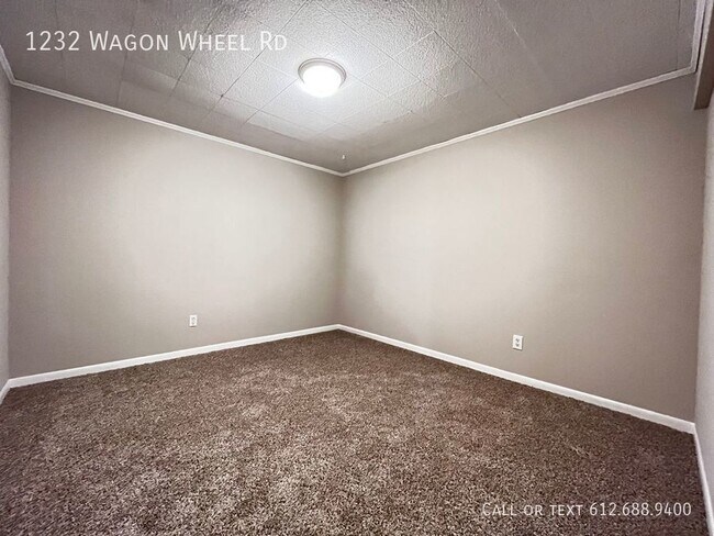 Building Photo - 3 Bed 3 Bath Townhome - 2 Car Attached Gar...