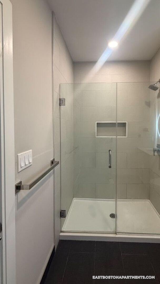 Building Photo - 656 Saratoga St