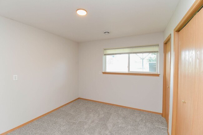 Building Photo - 4405 W Antelope Dr