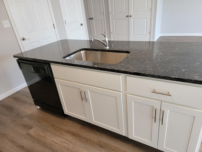 Building Photo - 3 Cobblestone Ct