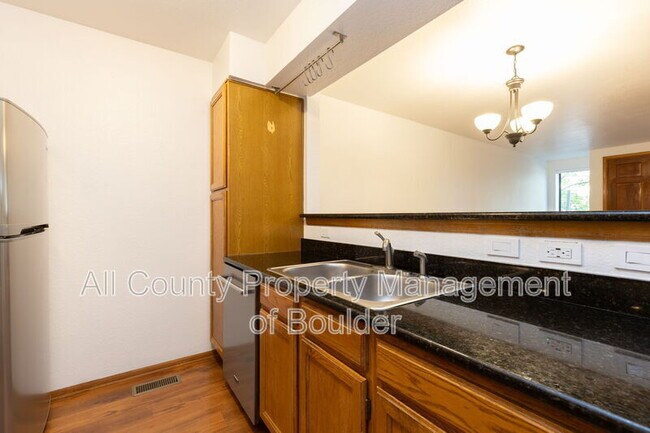 Building Photo - 5056 Buckingham Rd