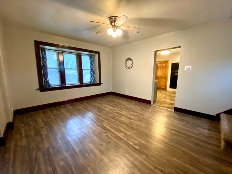 Building Photo - 209 S Willow Ave