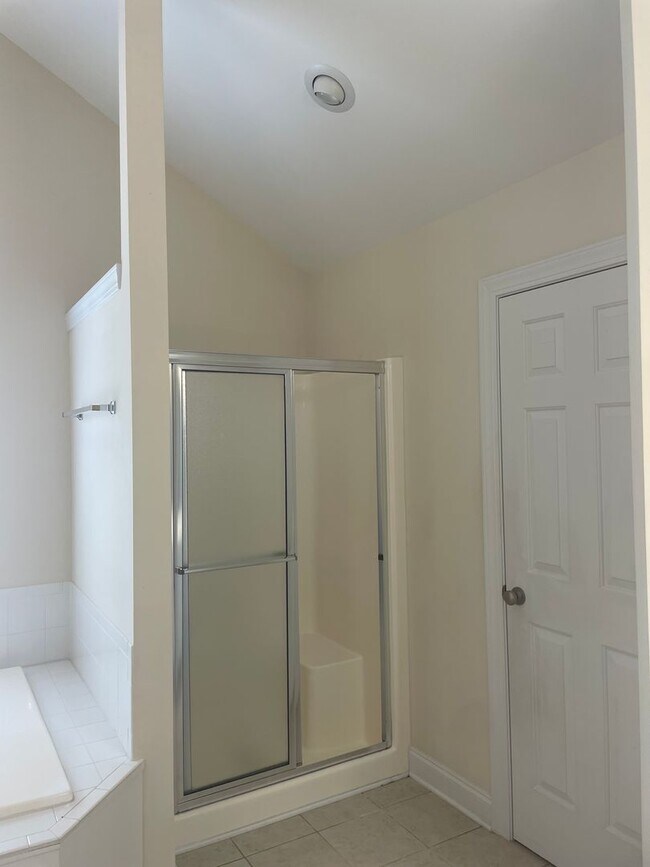 Building Photo - Outstanding Five Bedroom Three Full Bathro...