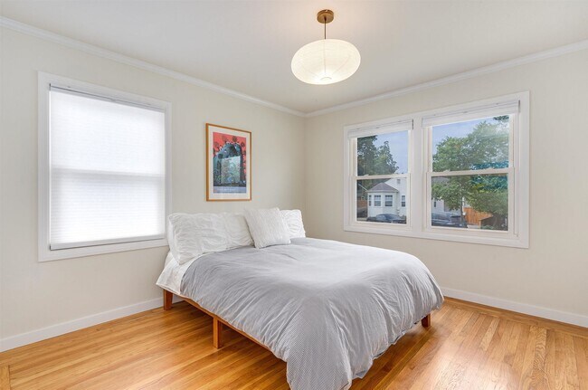 Building Photo - Alta Heights Beautifully Renovated Cottage