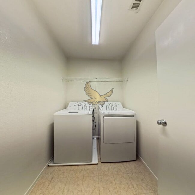 Building Photo - 548 Haunts Walk Ave