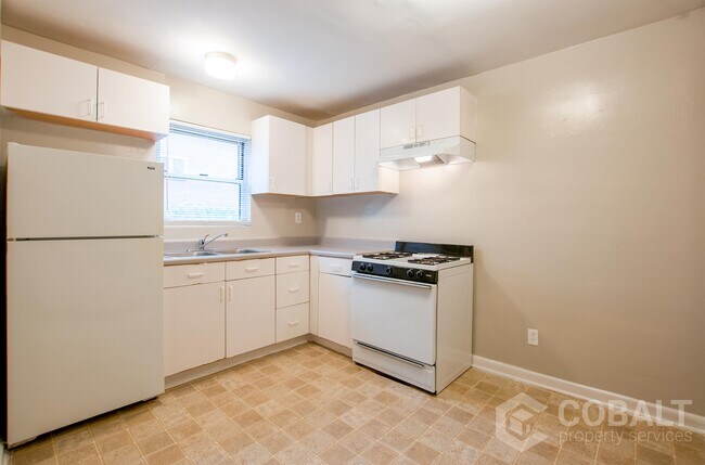 Building Photo - 944 St Charles Ave NE