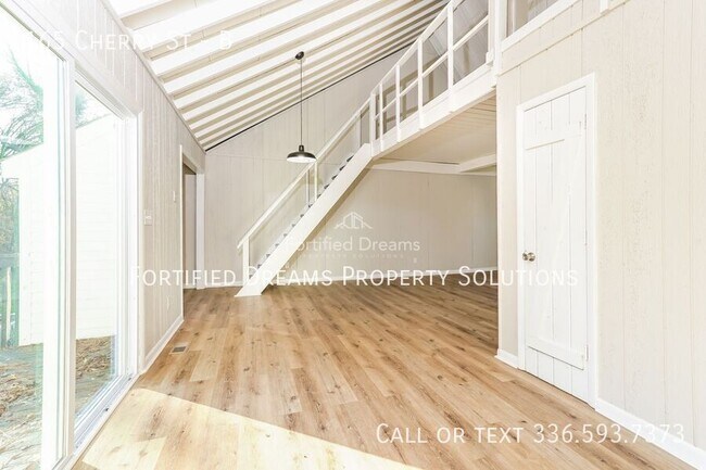 Building Photo - 165 Cherry Dr