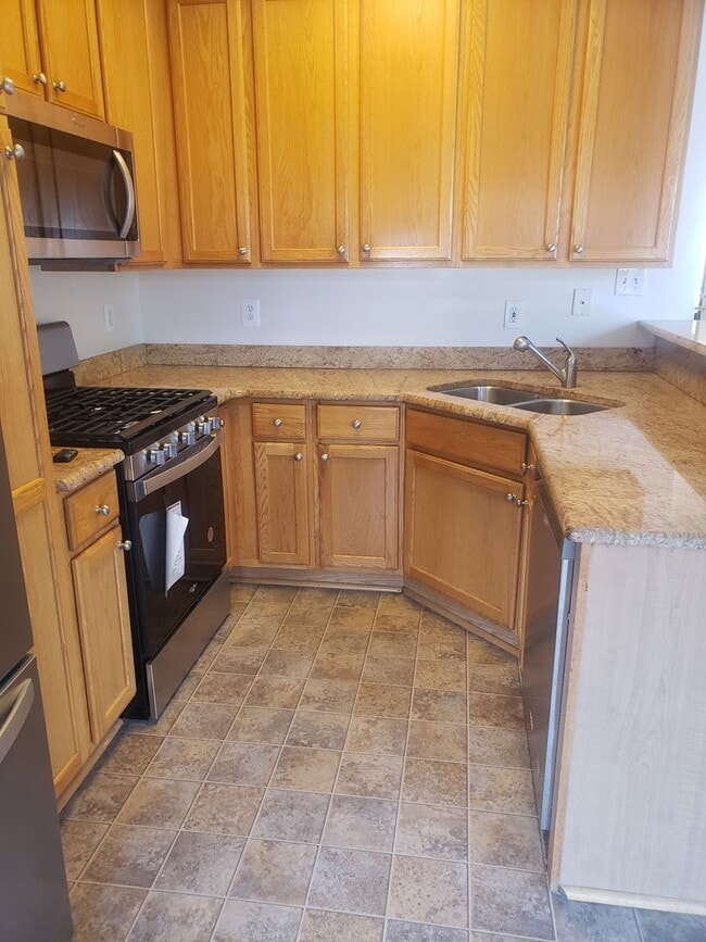 Building Photo - Gorgeous 3 Bedroom 3.5 Bathroom Brick Town...