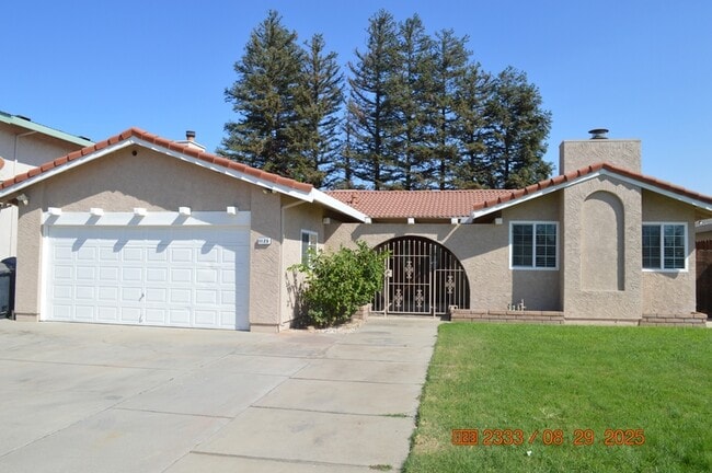Primary Photo - 1125 W Tuolumne Rd