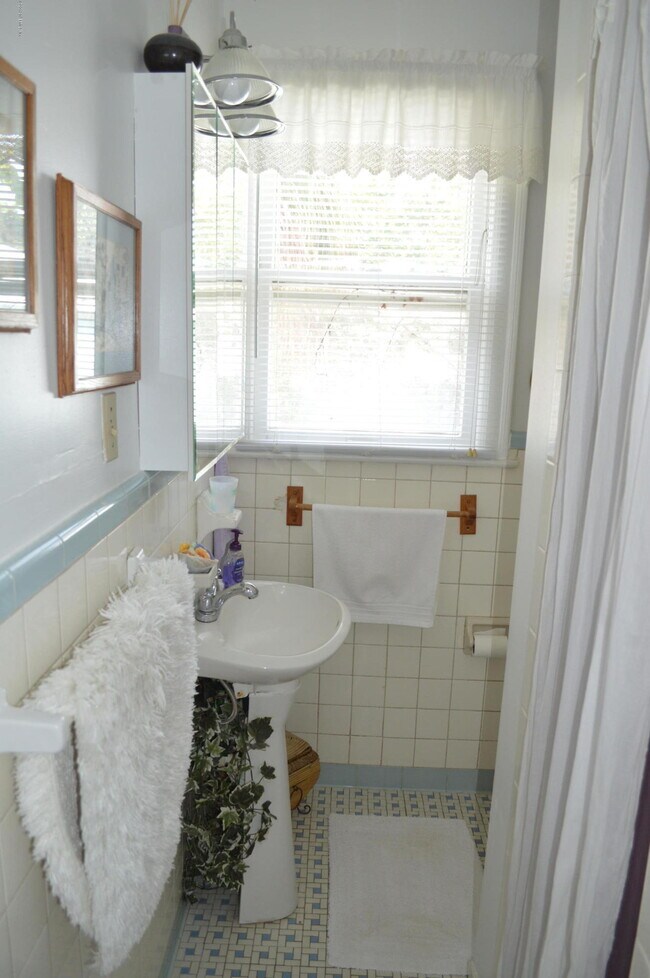 Building Photo - 186 11th St N