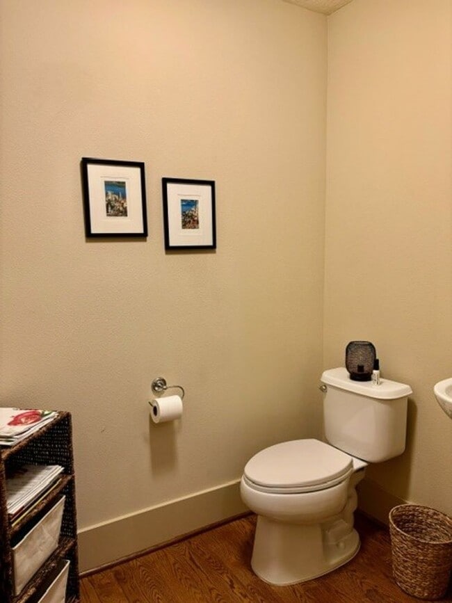 Building Photo - Beautiful Lake Oswego Newer Townhome Walki...