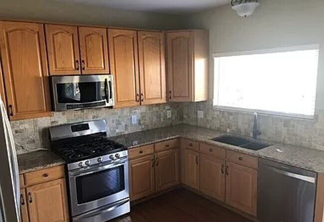 Building Photo - Beautiful 3 bed, 3 bath in D49