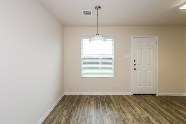 Building Photo - 6014 Peaceful Ridge Dr