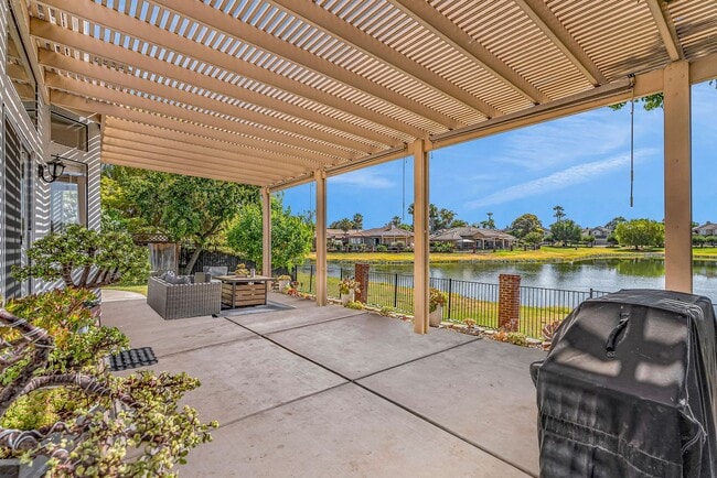 Building Photo - 2435 Pinehurst Ct