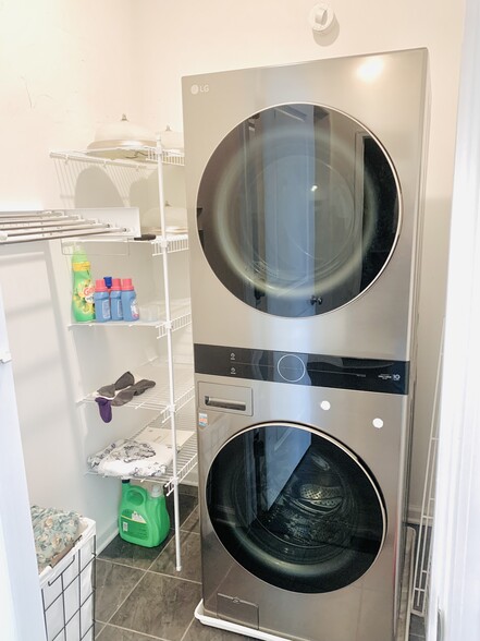 Building Photo - 33 Parkside Ln