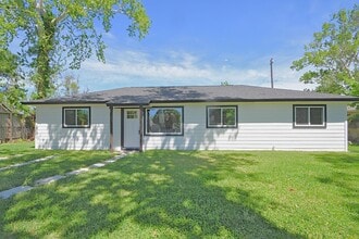 Building Photo - 10910 Fullerton Dr