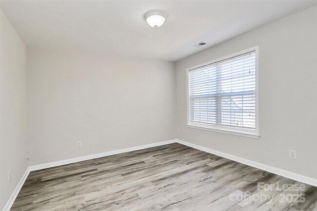 Building Photo - 2108 Oakcliffe Ct