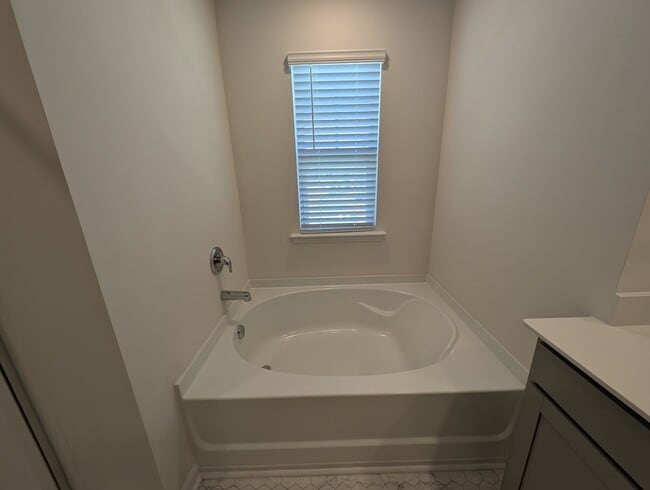 Building Photo - Spacious 2 story, 5 bedroom, 3 bath Home located in Secrest Commons Community!