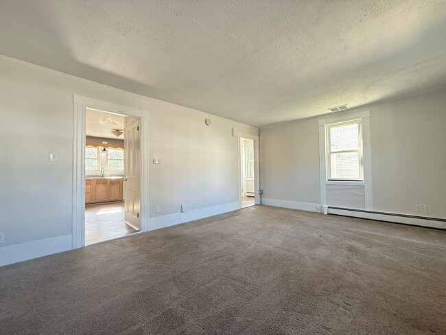 Building Photo - 208 Main St