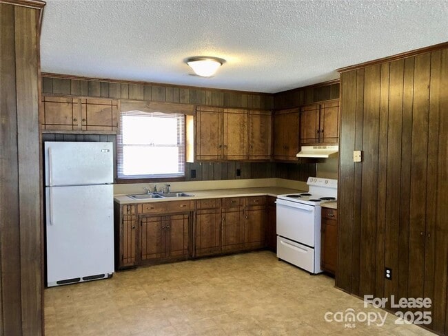 Building Photo - 208 Sunny Hill Dr